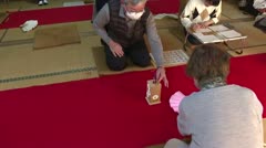 金龍寺で投扇興の練習